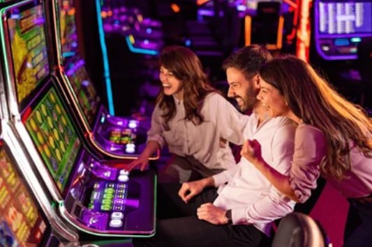 Studio dealer Live Sic Bo di pasaran bola dengan tiga dadu dalam wadah kaca dan antarmuka taruhan